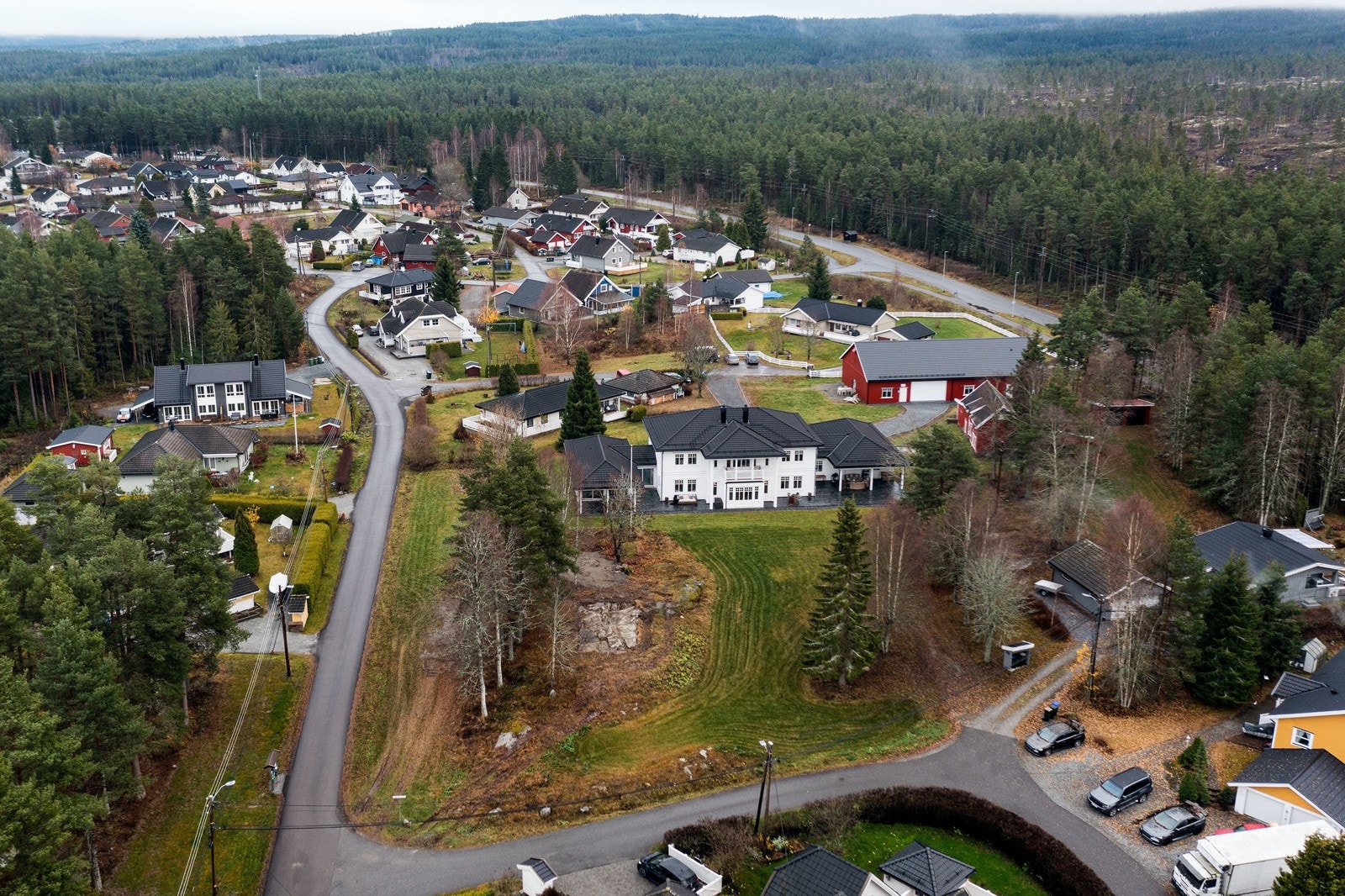 Dronebilde over eiendommen og nærområdet. Galleribilde