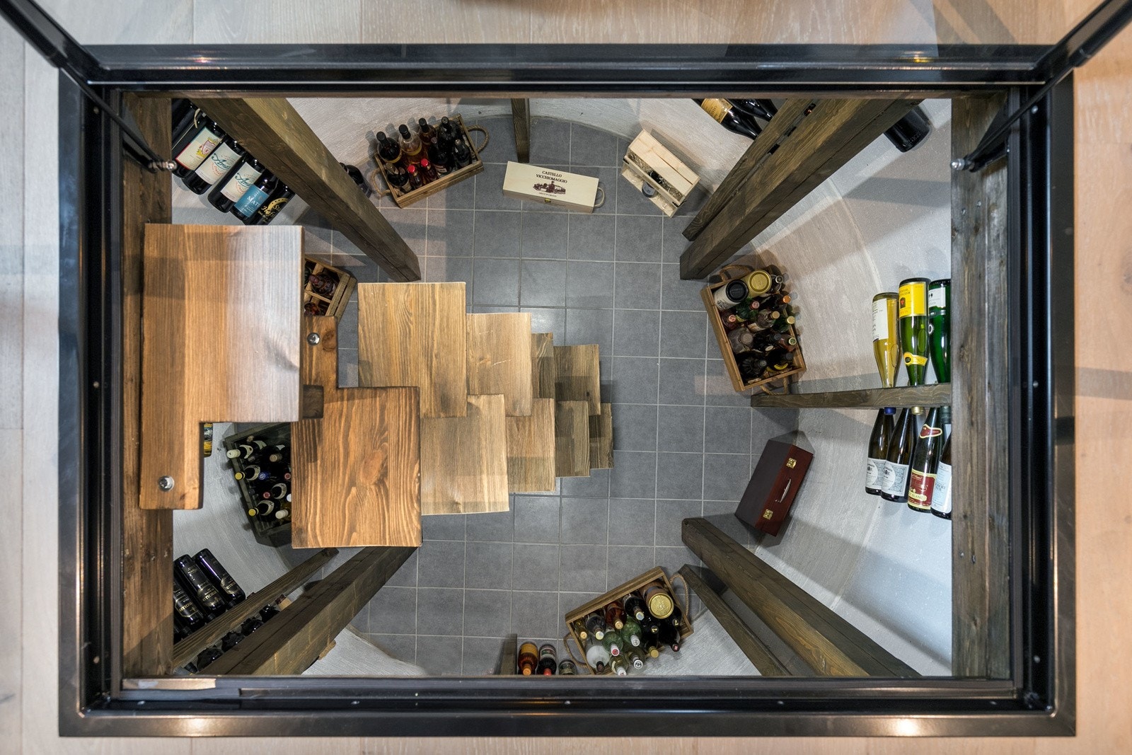 Vinkjelleren har eget kjølesystem, så her kan alt av vin trygt lagres etter en vinelskers egne ønsker. Galleribilde