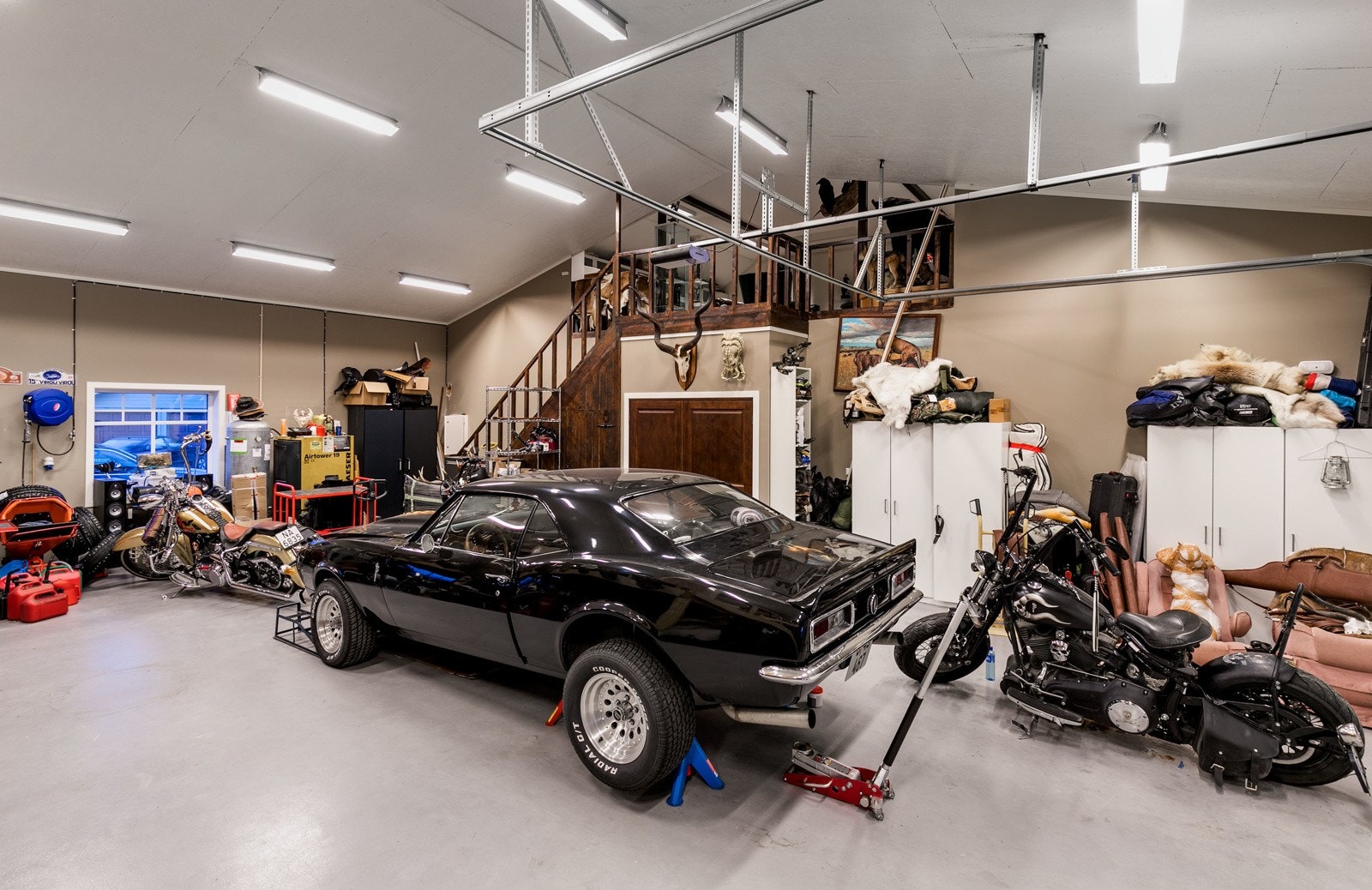 Garasjerom med god plass til flere biler. Dekke i betong med vannbåren varme i gulv. Galleribilde