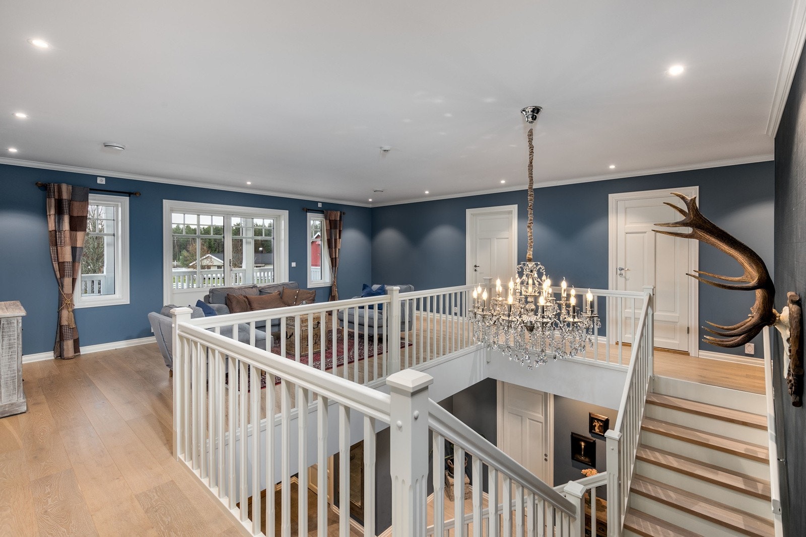 Rommet har malte slette veggflater og på gulvet er det lagt nydelig lyspigmentert parkett. Himlingen er pent lyssatt med LED downlights. Galleribilde