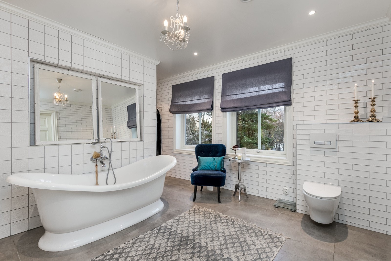 Videre har badet 4 stk. speil, vegghengt toalett, samt et frittstående badekar. Himlingen er lyssatt med LED downlights. Det er installert egen duftknapp ved toalett. Galleribilde