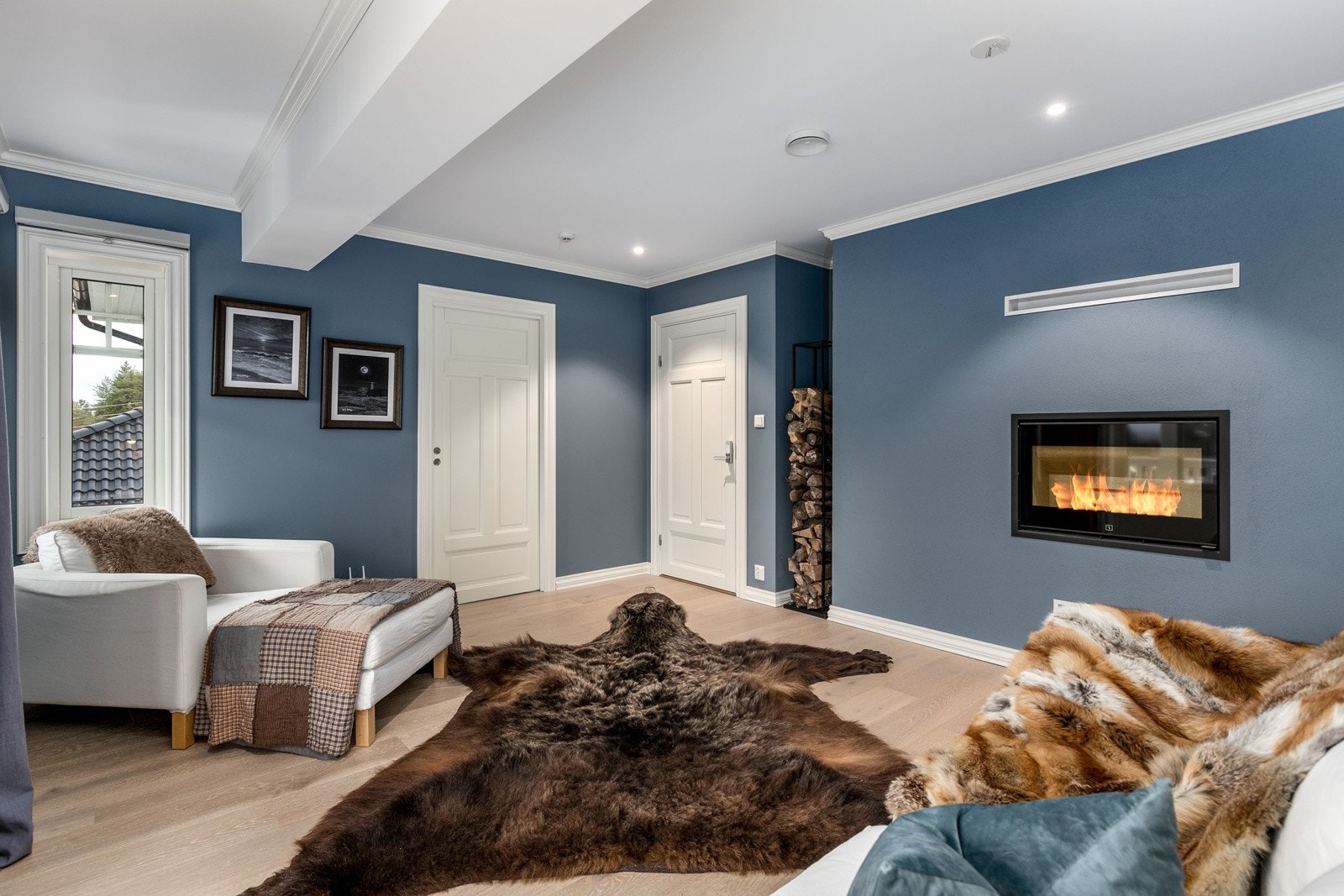 Gode vindusflater slipper inn rikelig med lys. Foran vinduene er det påkostet stilrene plissegardiner. Sensio lysstyring via app. Galleribilde