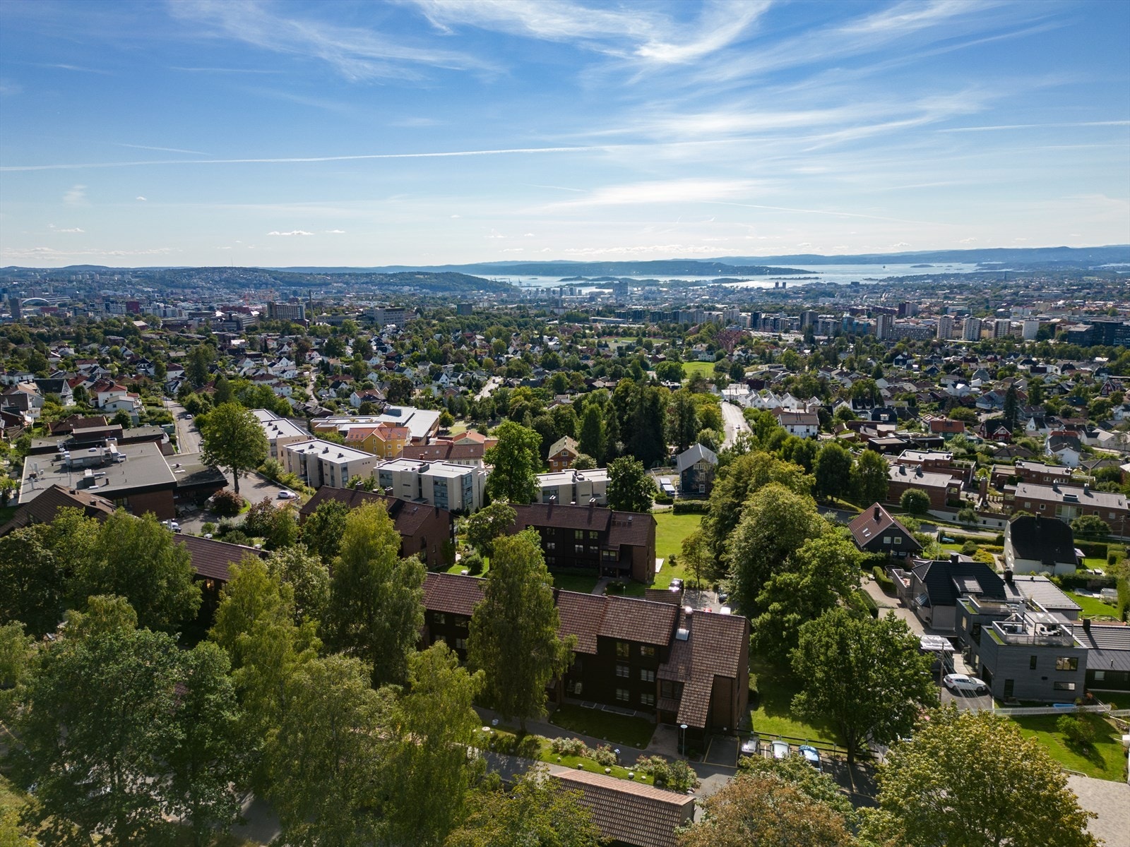 Bo godt på Grefsen - midt mellom marka og byen - med nærhet til både gode kollektivløsninger, butikker/servicetilbud, skoler/barnehager samt fantastiske turmuligheter både til fots og på ski rett utenfor døren Galleribilde