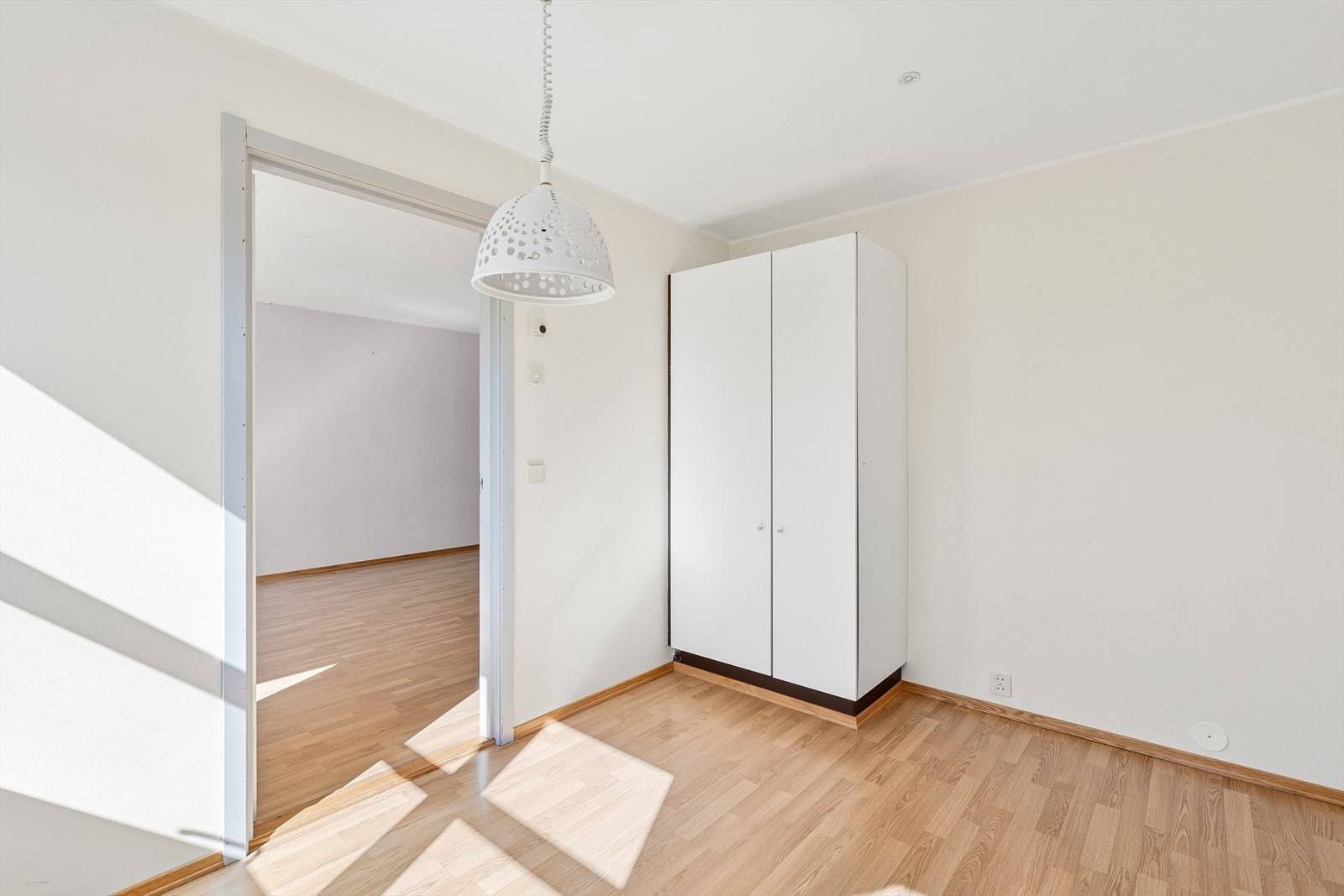 Rikelig med oppbevaringsplass i garderobeskap Galleribilde