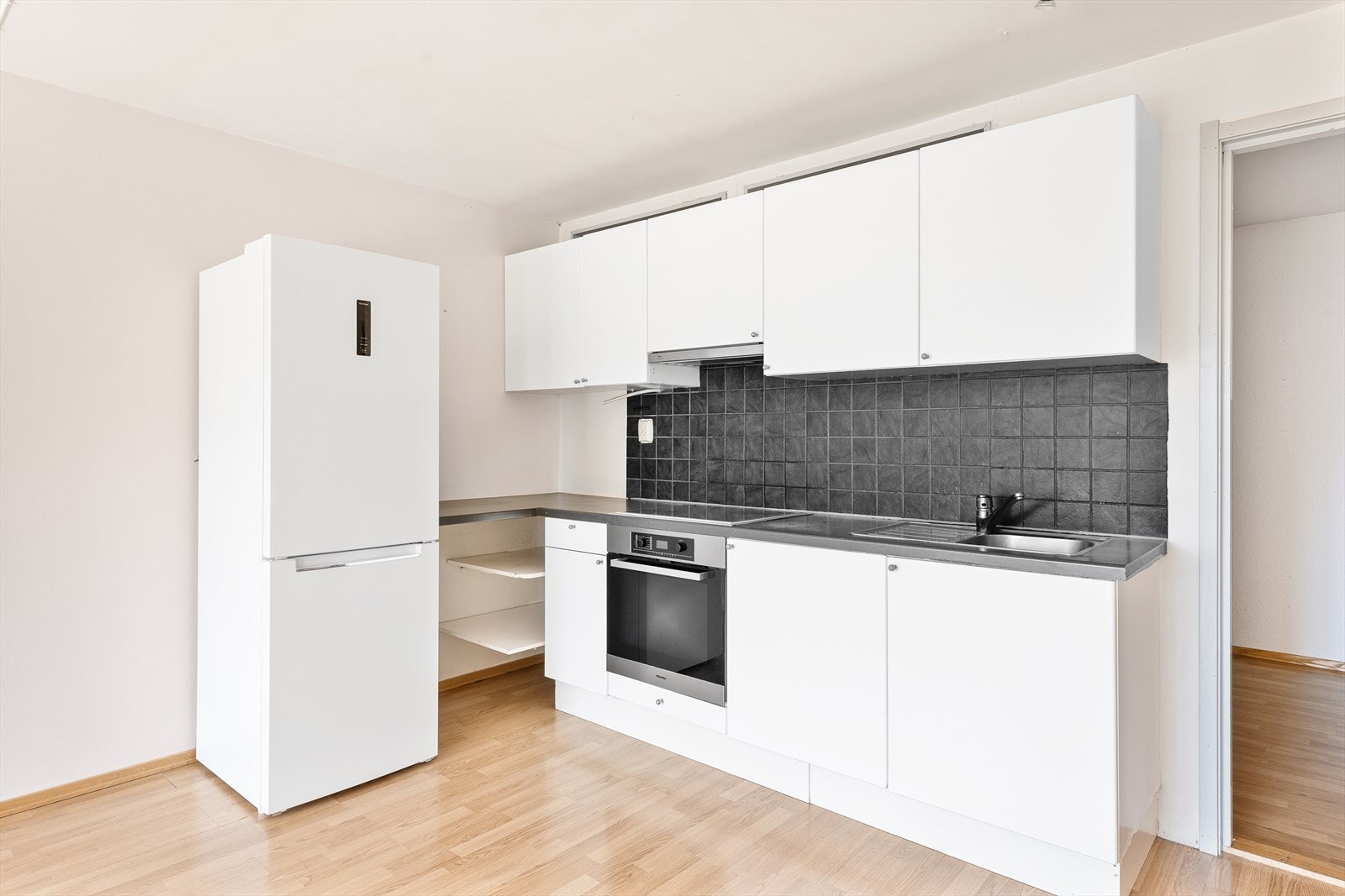 Kjøkkenet er utstyrt med platetopp, kjøl/fryseskap og integrert ventilator Galleribilde