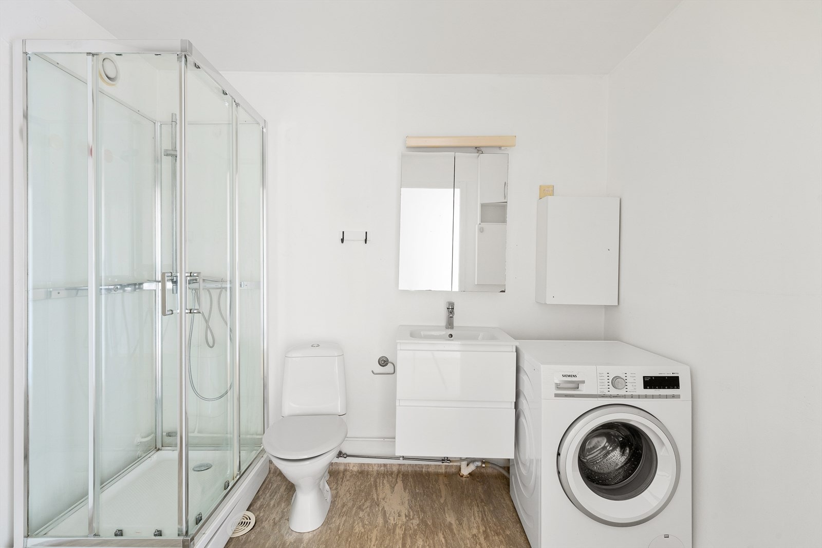 Romslig bad med linoleums/vinyl belagt gulv og malte vegger Galleribilde