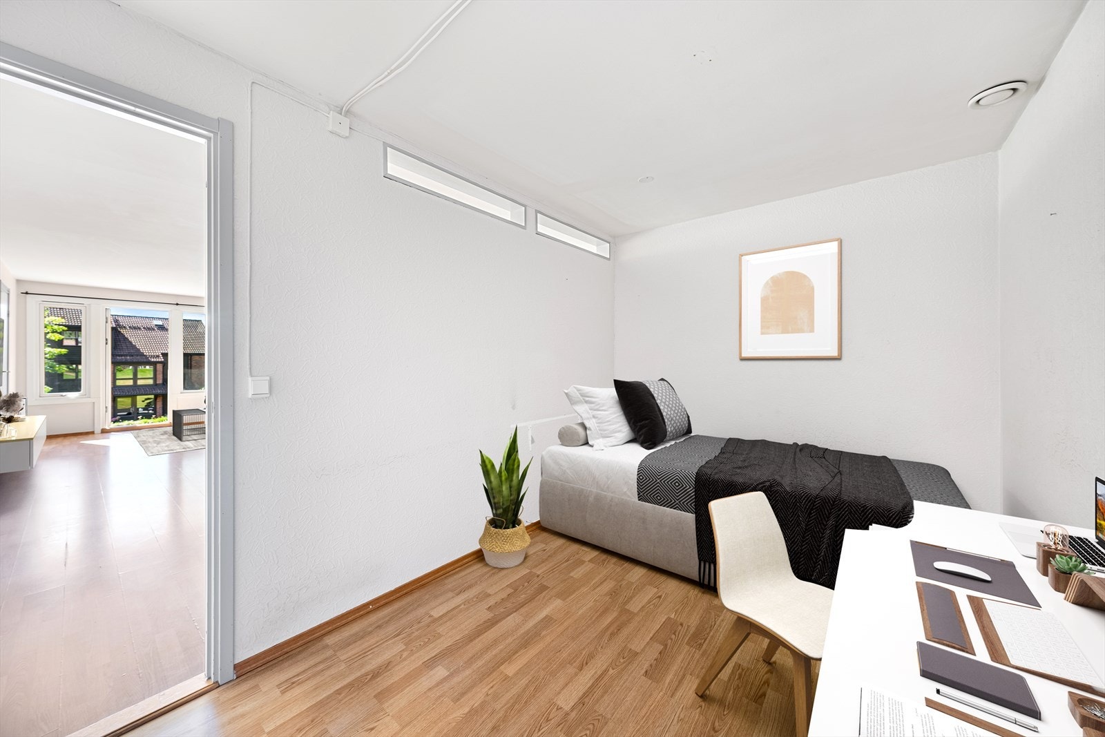 Romslig rom av god størrelse som passer ypperlig som gjesterom eller kontor (Illustrasjonsbilde) Galleribilde