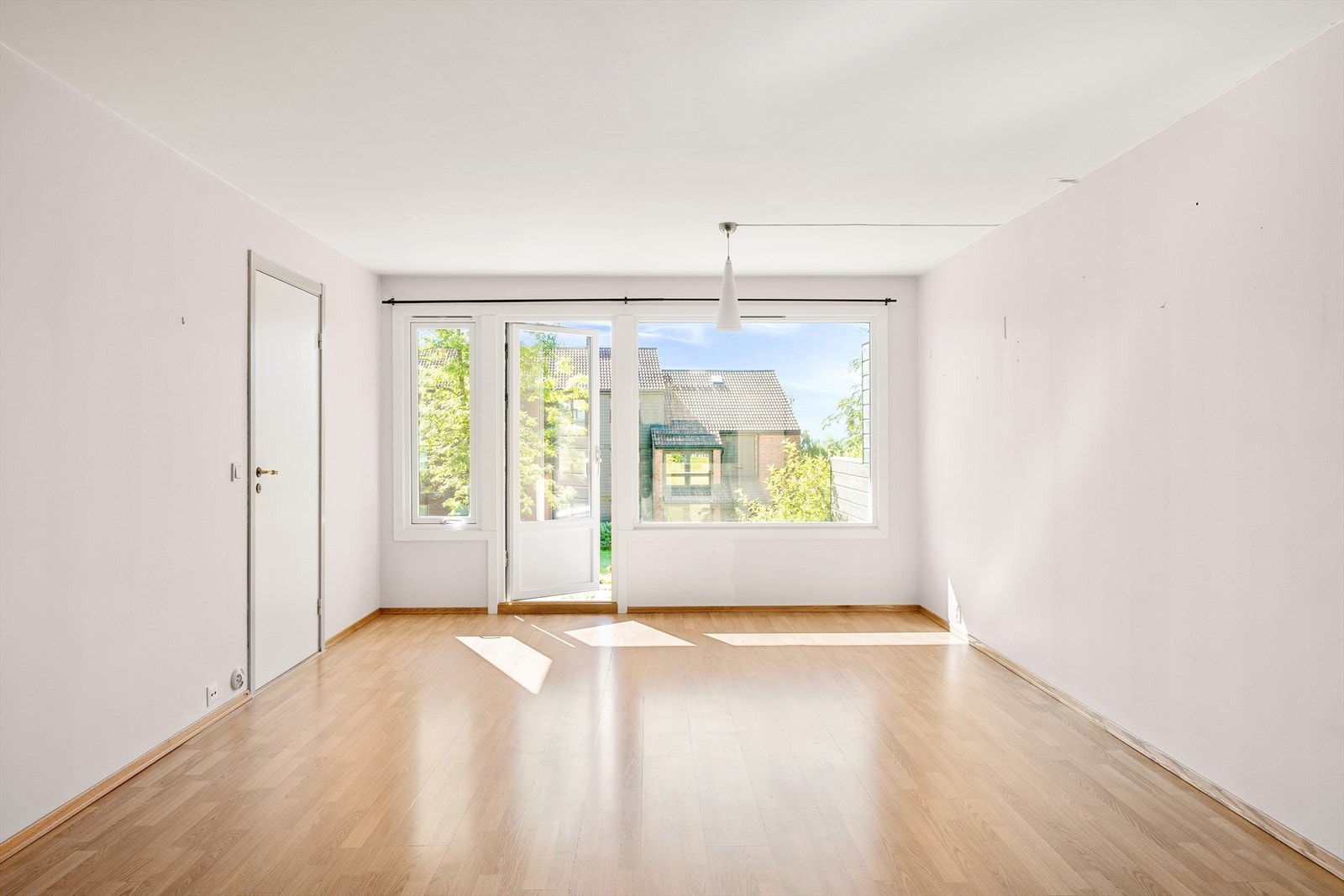 Her er det god plass til både sofagruppe, tv-seksjon, spisebord og øvrig møblement Galleribilde