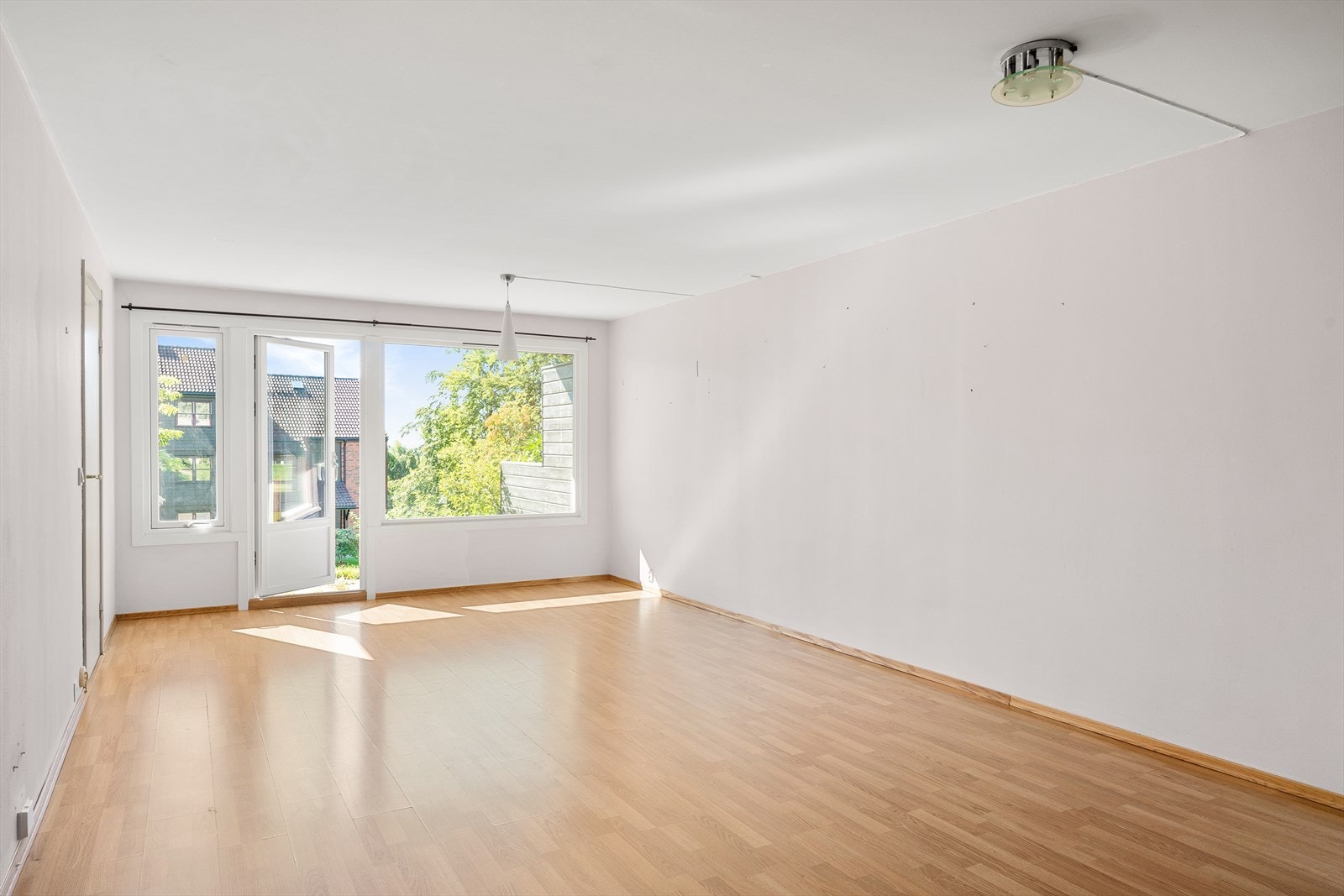 Stuen fremstår som svært luftig og det er enkelt å innrede etter eget ønske Galleribilde