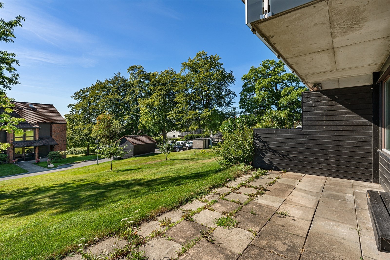 Fra stuen er det utgang til herlig, stor markterrasse på ca. 20 kvm med gode solforhold Galleribilde