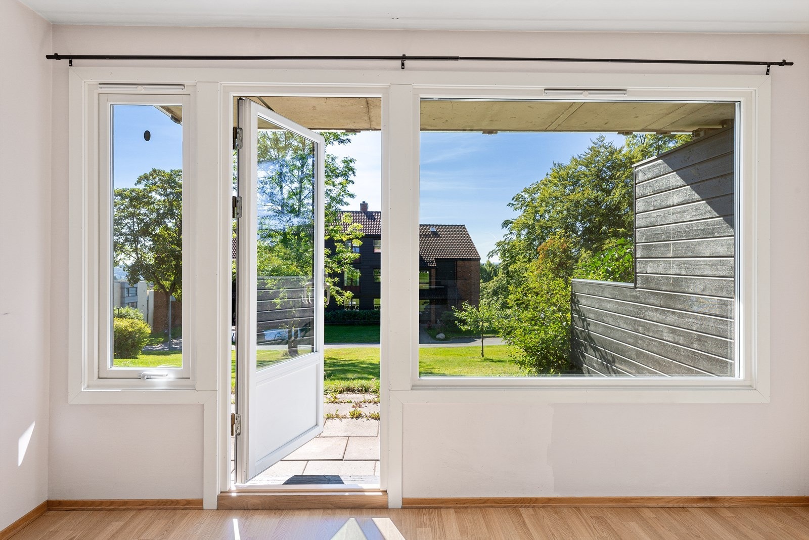 Fra stuen er det tilgang til stor og flott markterrasse Galleribilde