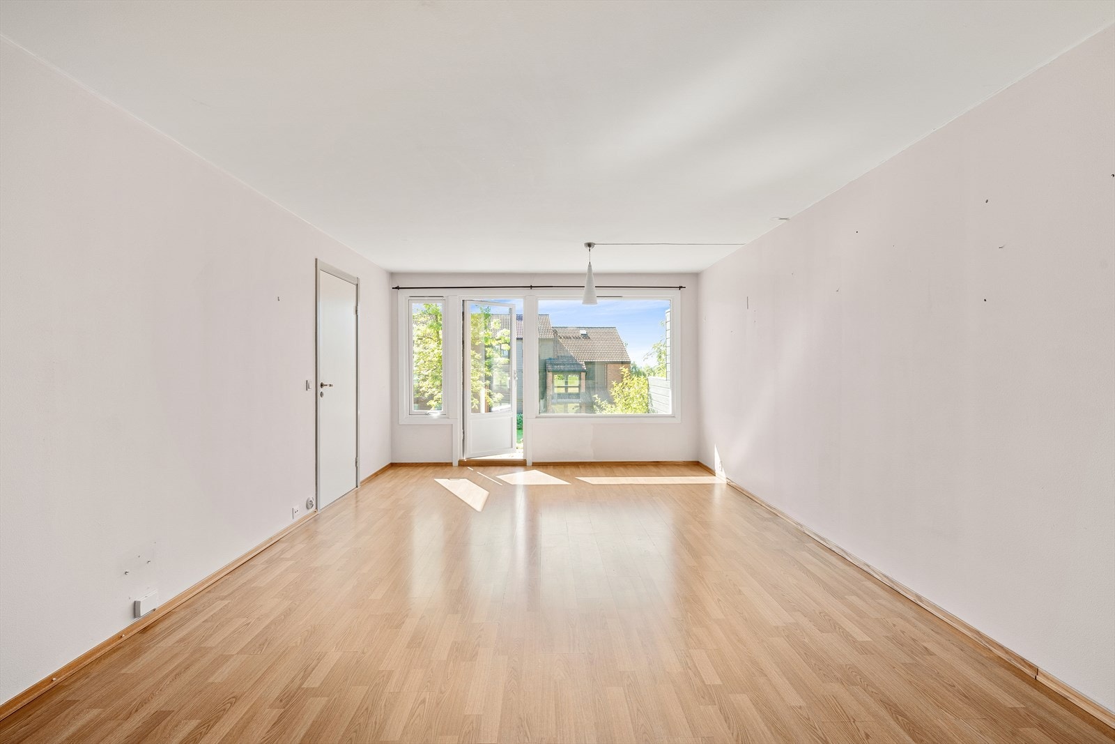 Lys og luftig stue med store vindusflater Galleribilde