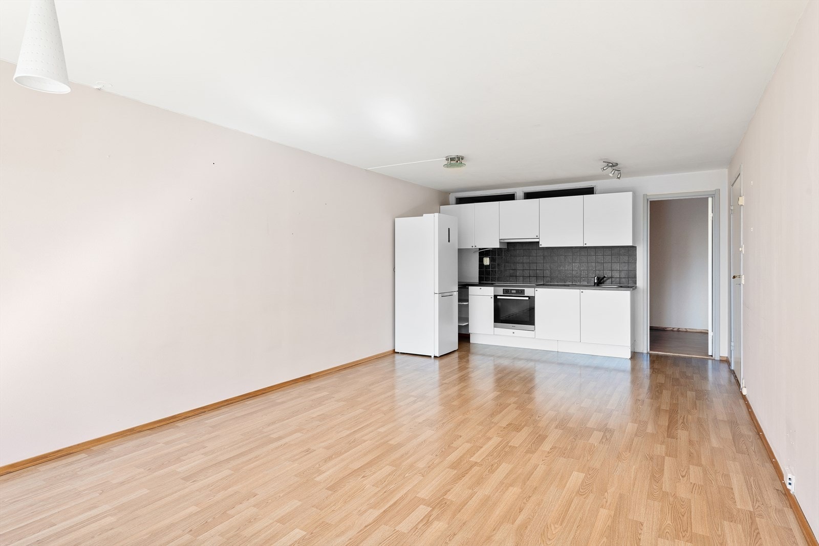 Rommet har en god atmosfære og det er god plass til både sofagruppe, tv-seksjon, spisebord og øvrig møblement Galleribilde