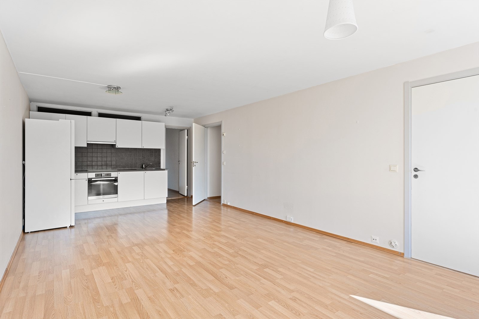 Leiligheten har en åpen stue/kjøkken løsning Galleribilde