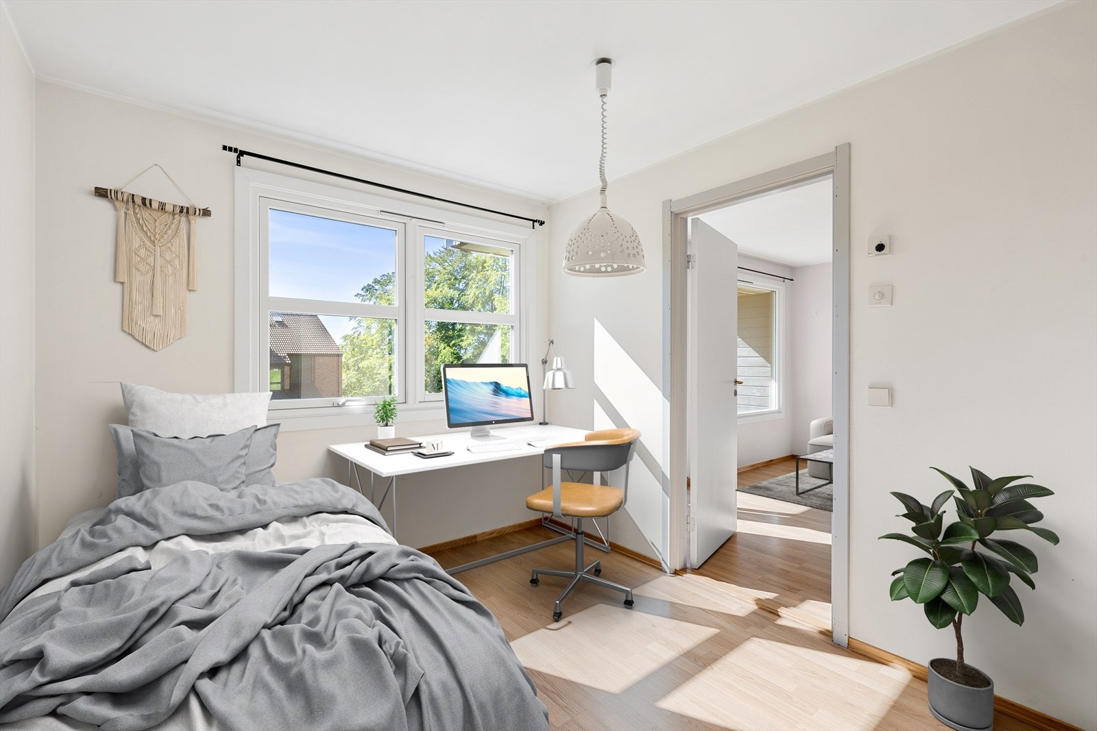 Luftig og romslig soverom med god plass til dobbeltseng med tilhørende nattbord og skrivebord (Illustrasjonsbilde) Galleribilde