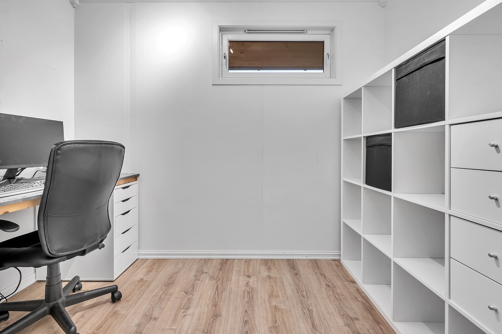 Garderobe som dagens eier bruker som kontor Galleribilde