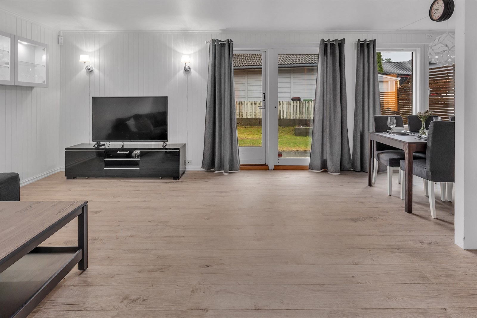 Fra stuen er det utgang til en lun og fin platting med god plass til utemøbler, grill og beplantning Galleribilde