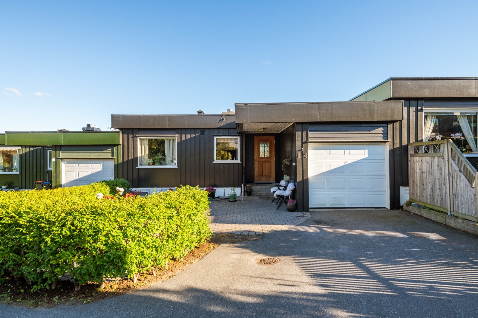Boligen har både garasje og hellelagt gårdsplass Galleribilde