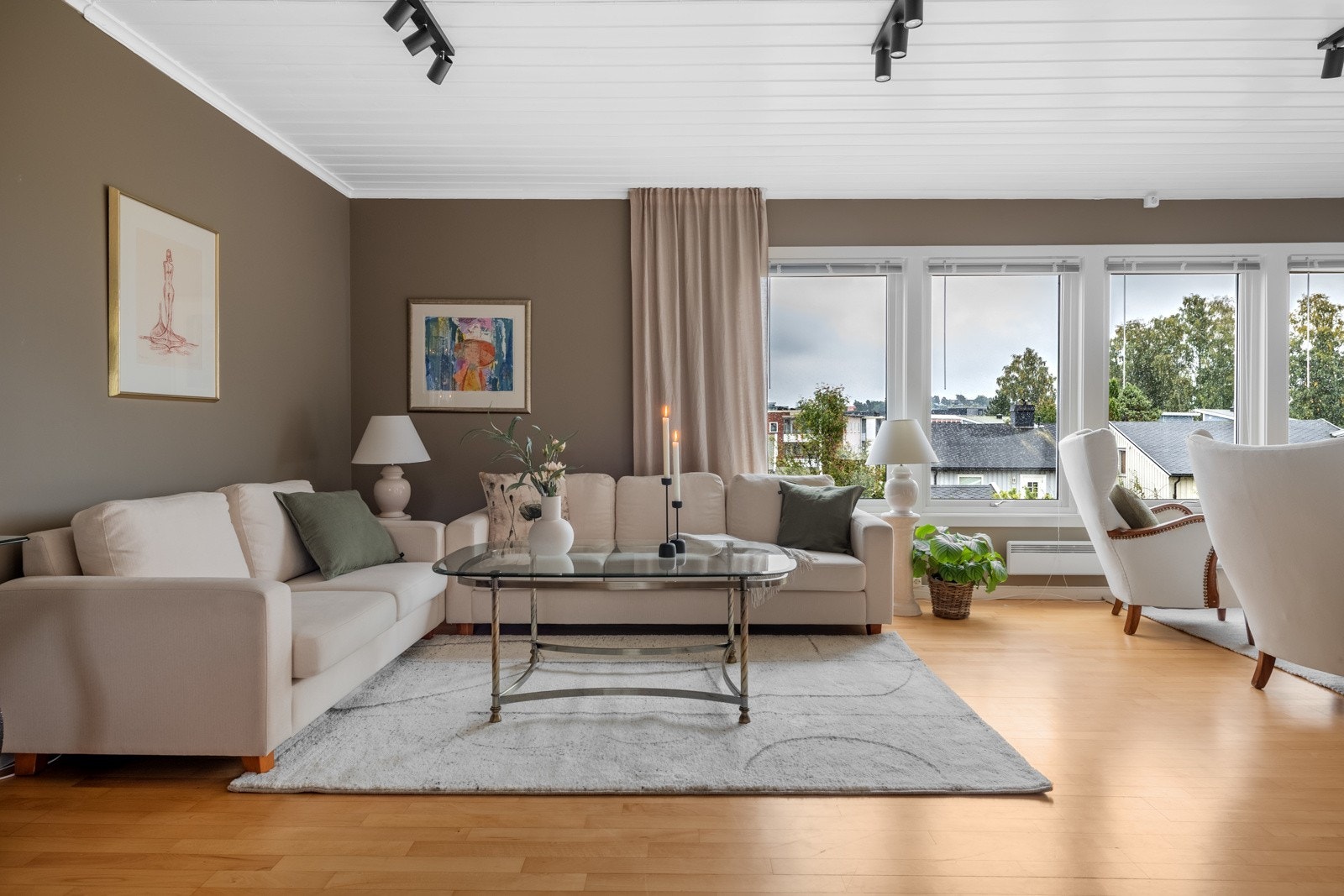 I stuen har du god plass til en stor sofagruppe og annet ønsket møblement Galleribilde