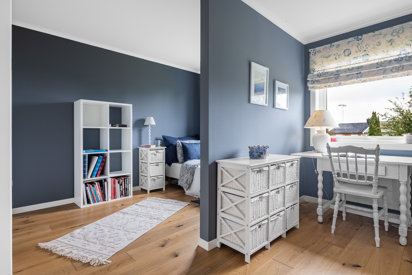 Rommet har fine naturlige soner for innredning, perfekt for skolebarn med lekser Galleribilde
