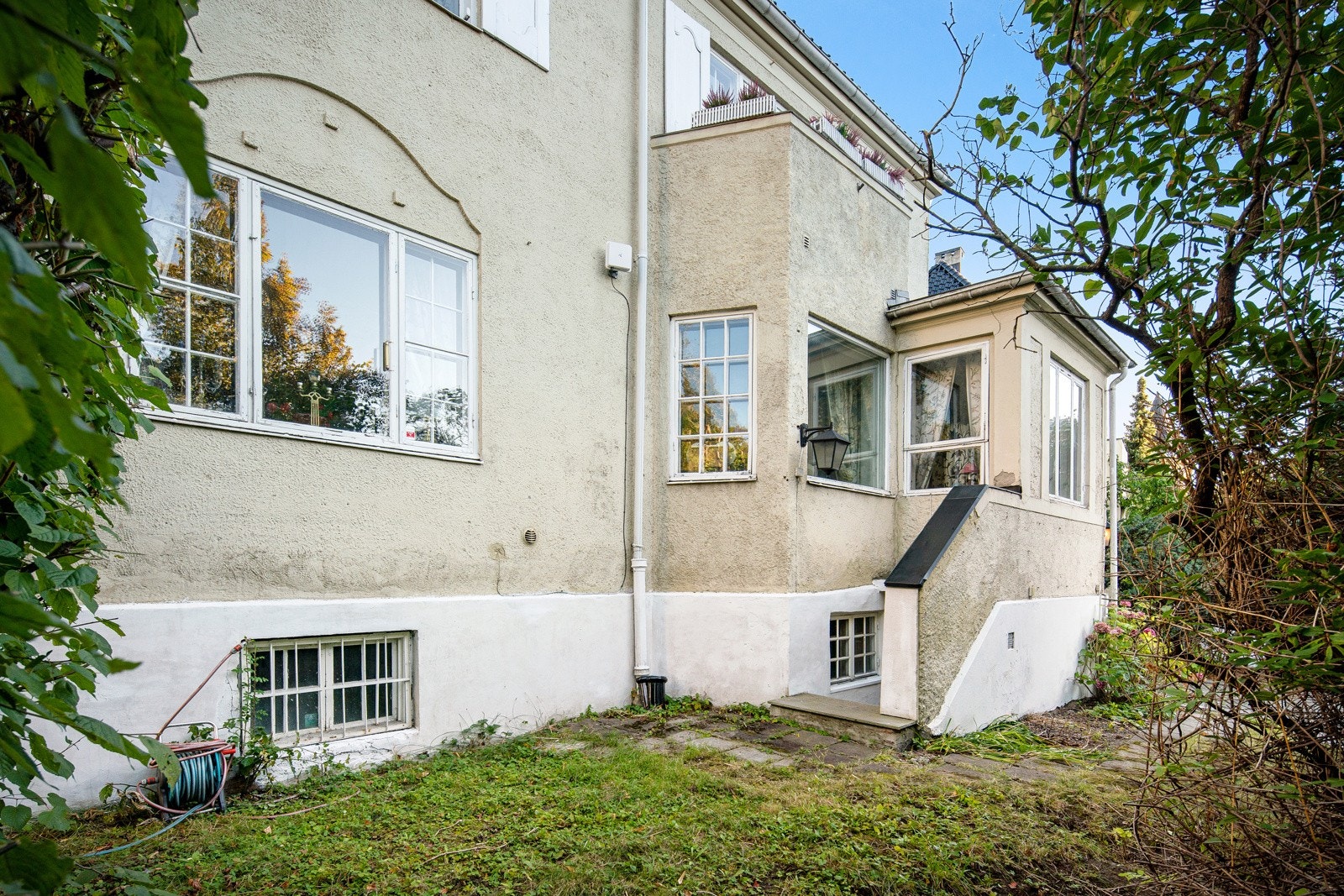 Boligen fremstår i nordisk nybarokk, som gjenkjennes med typiske trekk som høye, bratte tak, kraftige, kubisker former, mønster i pussen og vinduer med runde former eller blyglass. Galleribilde