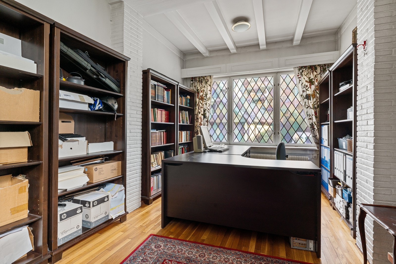 Biblioteket har parkettgulv og et stort, vakkert blyglassvindu som er et klart kjennetegn på den nordiske nybarokken. Galleribilde