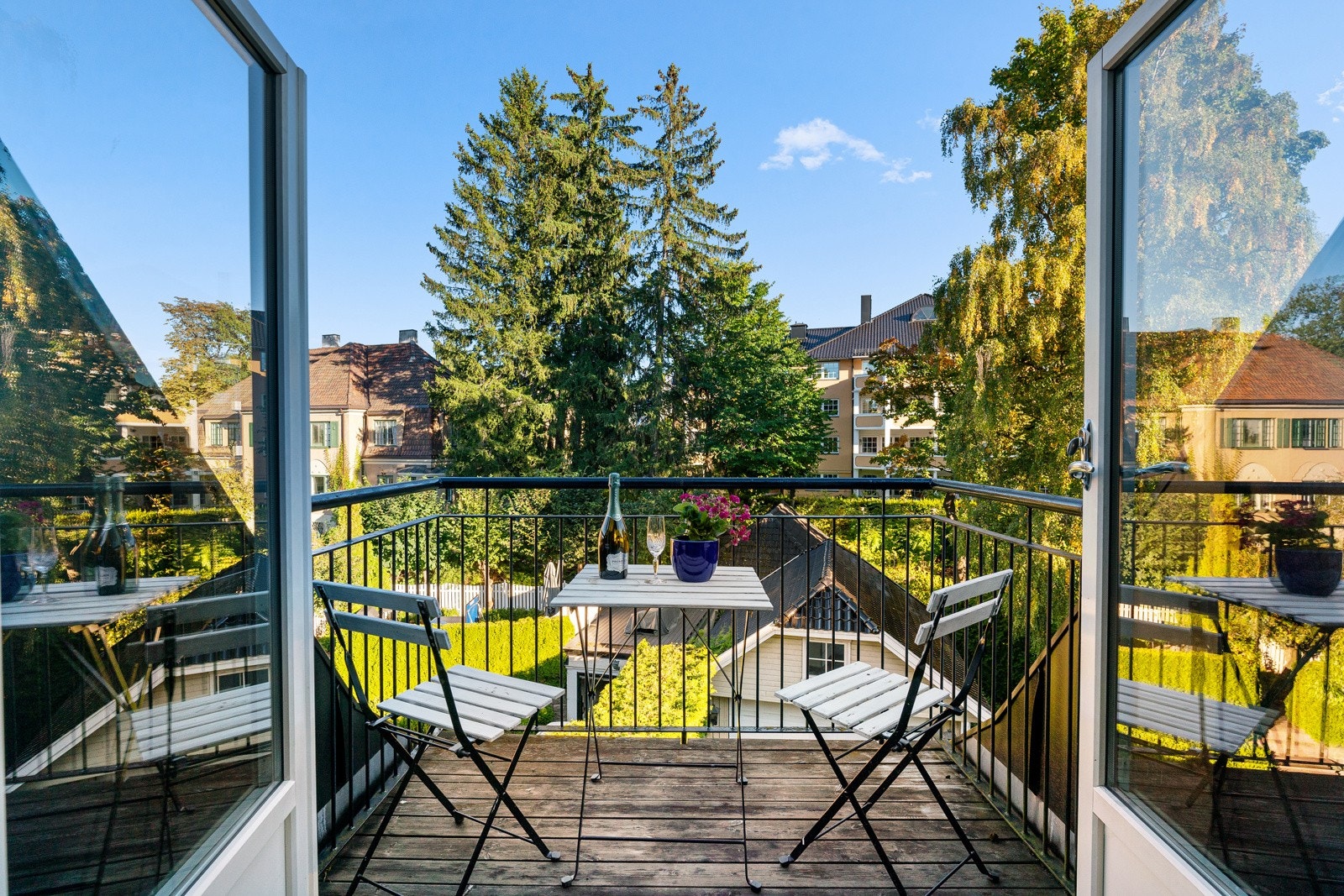 Fra loftstuen er det utgang til en lun terrasse med plass til kafésett. Galleribilde