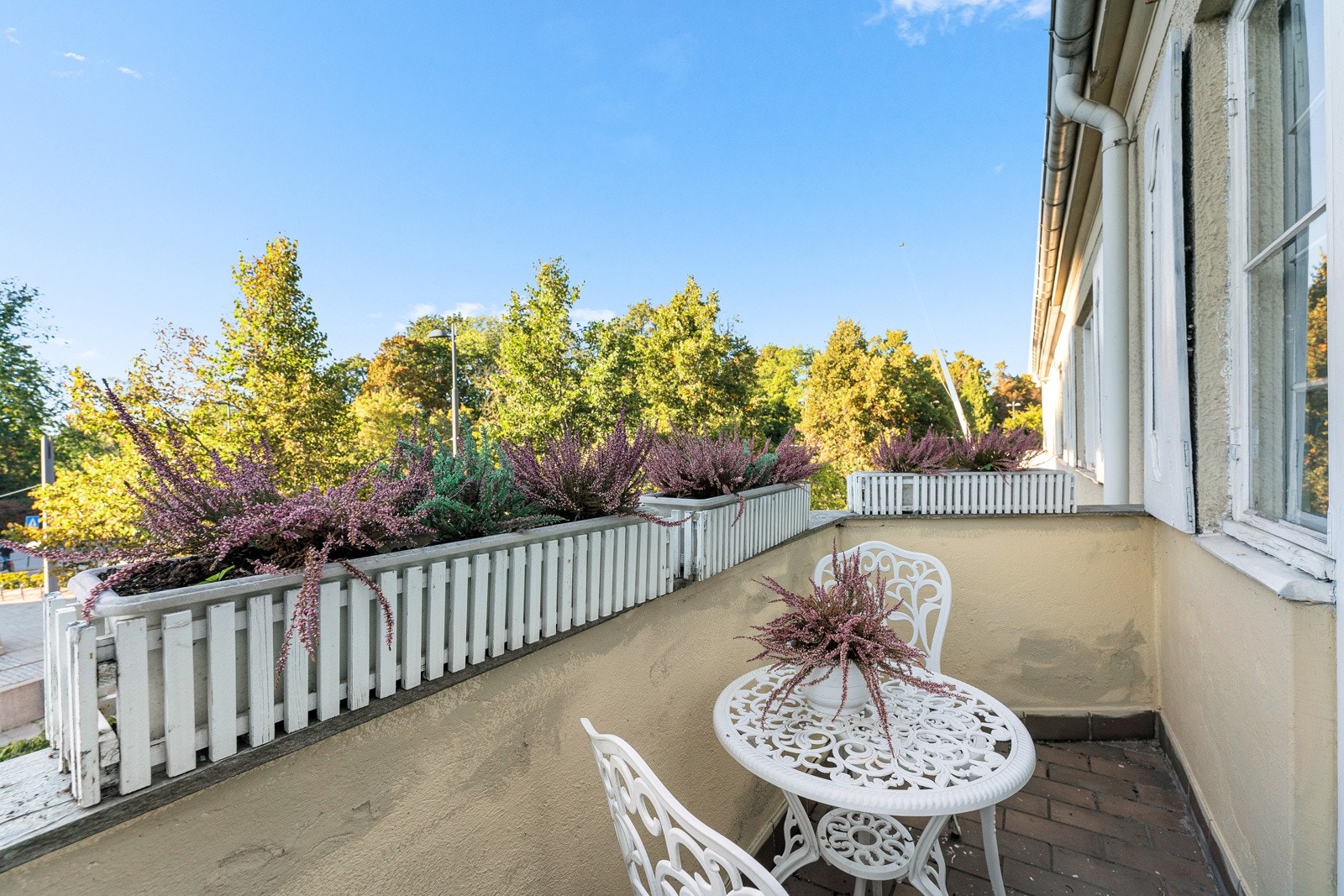 Fra ett av soverommene i andre etasje er det utgang til en nordvestvendt, solrik balkong på ca. 3 kvm med fint utsyn. Galleribilde