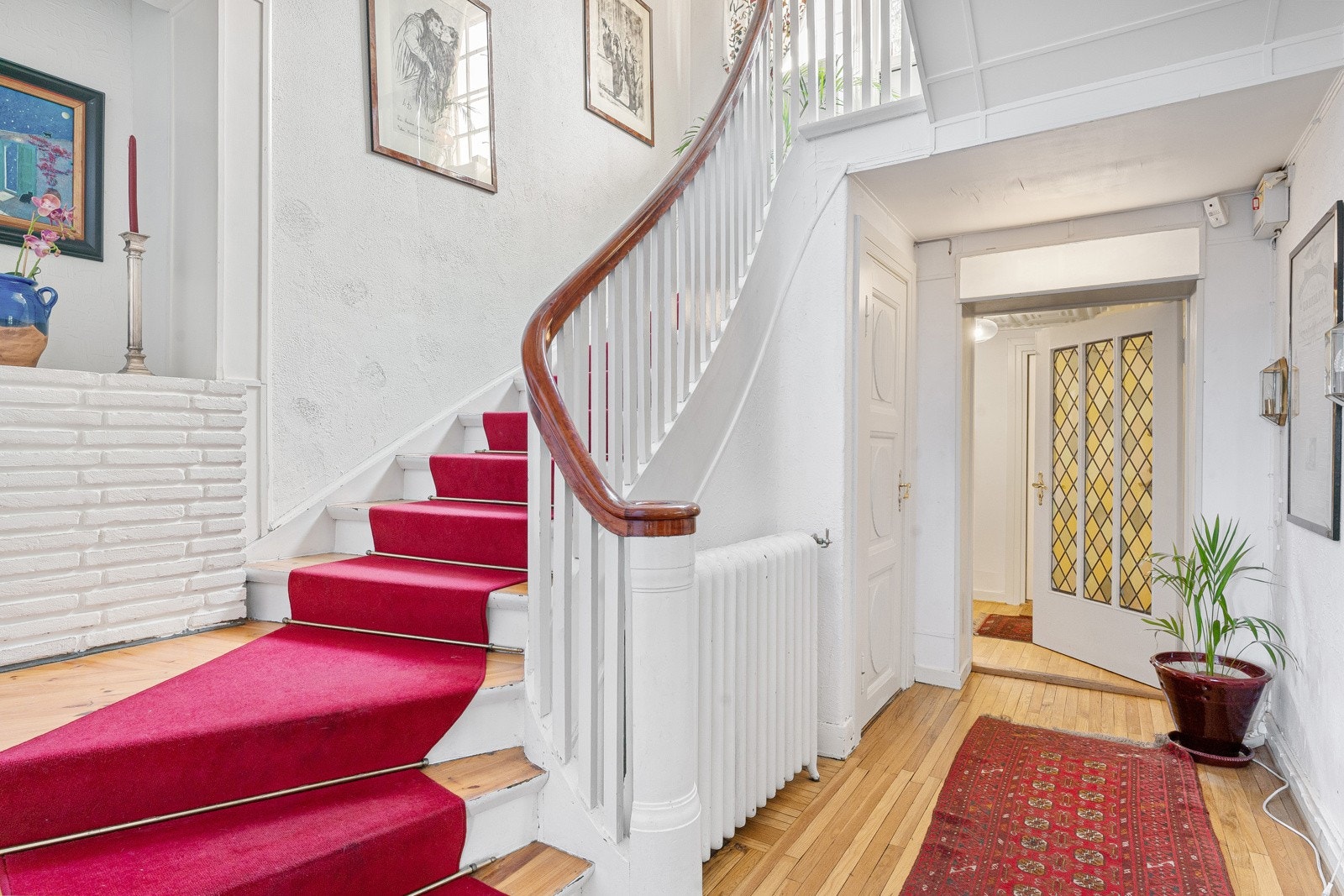 Luftig hall/trapperom med originale trapper fra 1914 som leder opp til mellomrepos og øvrige etasjeplan. Galleribilde