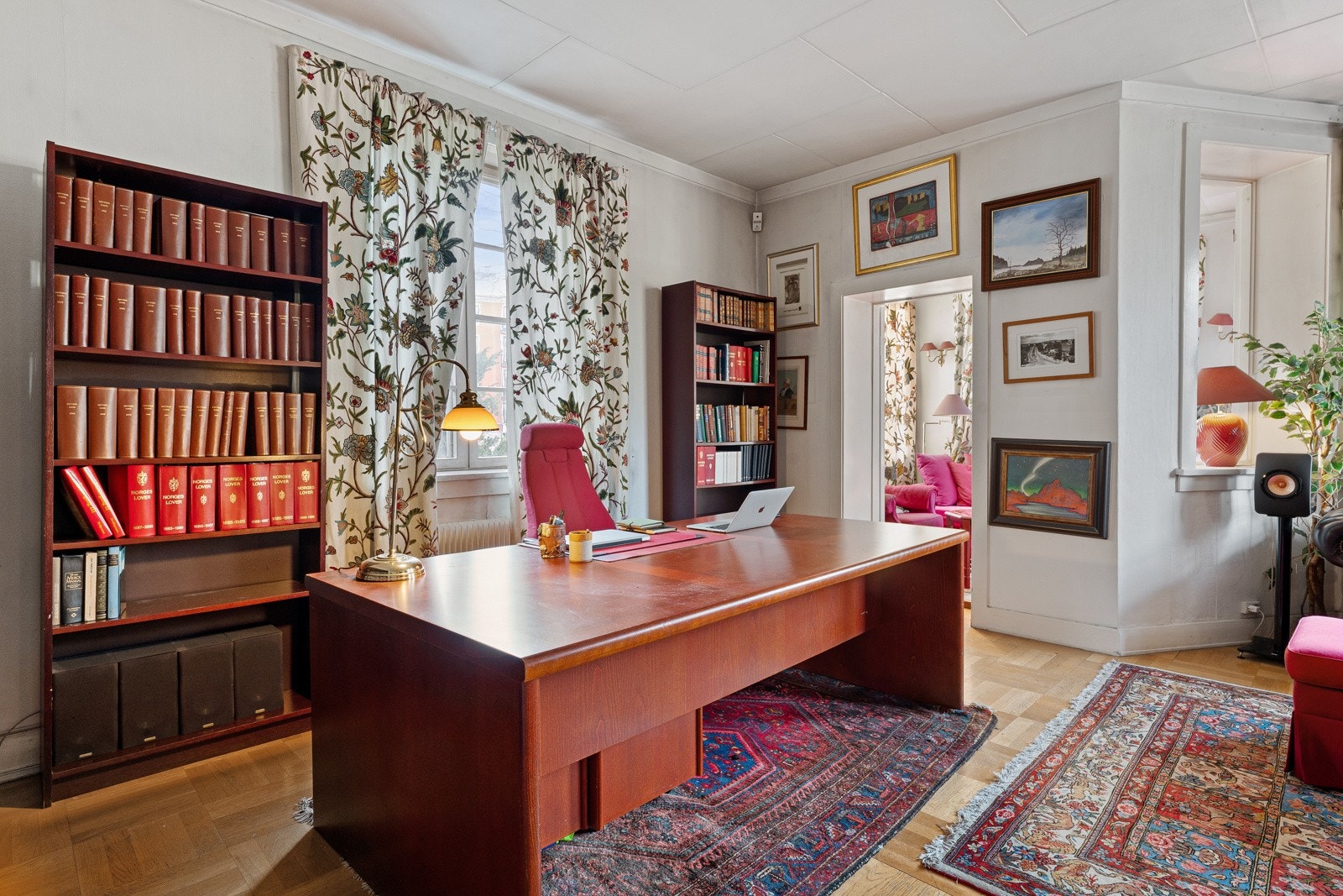 I dagligstuen er det også innredet med kontorpult på den ene siden. Galleribilde