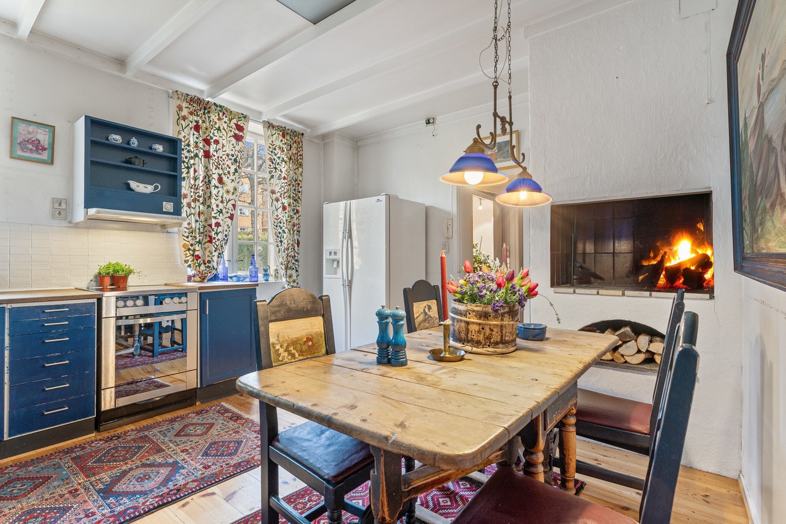 Kjøkkenet i første etasje er av god størrelse, og byr på fin plass til både baking og spennende kokkelering. Galleribilde