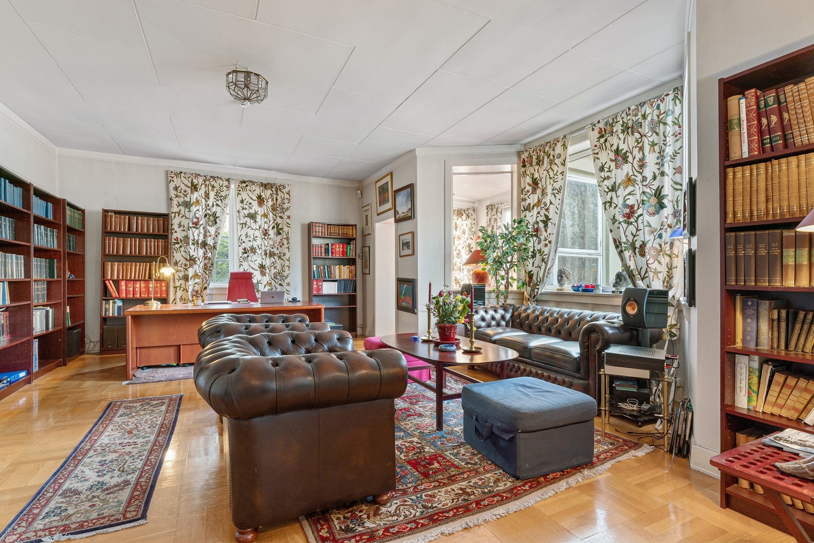 I første etasje har boligen et lunt bibliotek, en flott spisestue, samt en stor dagligstue med ildsted og et tilliggende, lite karnapp. Galleribilde