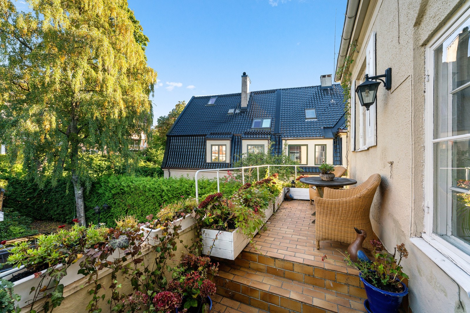 Fra trappegangen i andre etasje er det utgang til en sydøstvendt terrasse over to nivåer på tilsammen ca. 12 kvm - den perfekte plassen for dagens første kaffekopp i morgensolen. Galleribilde