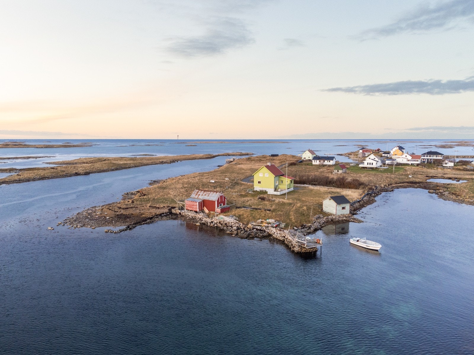 På Røstlandet finner du både barne- og ungdomsskole, restauranter, barnehage, ungdomsklubb, svømmehall, allaktivitetshall, helsesenter og post. Galleribilde