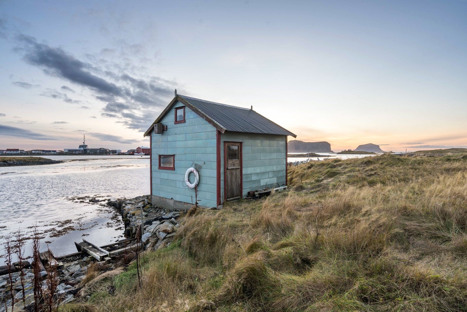 På eiendommen er det etablert en fjøs, uthus/anneks og garasje på eiendommen. Galleribilde