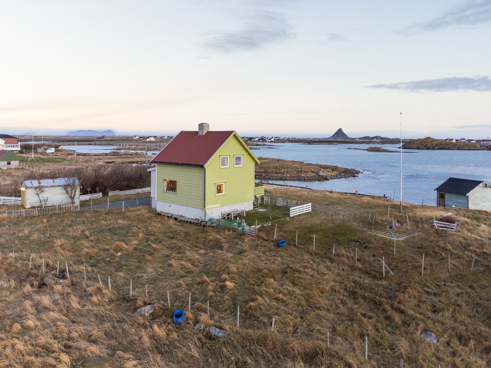 Røst byr på en særegen natur, ytterst i havgapet med bla. midnattssol, mangfoldig av øyer og det skiftende været. Galleribilde