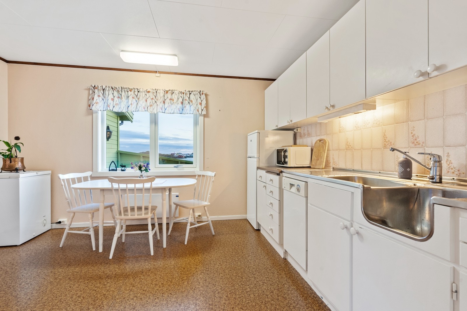 Kjøkkeninnredning har malte slette overflater. Galleribilde