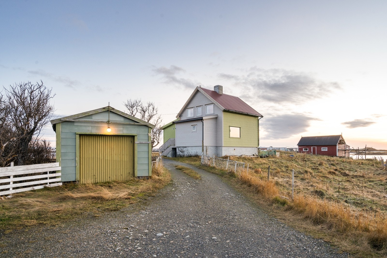 Adkomst til boligen via privat gruslagt vei. Galleribilde