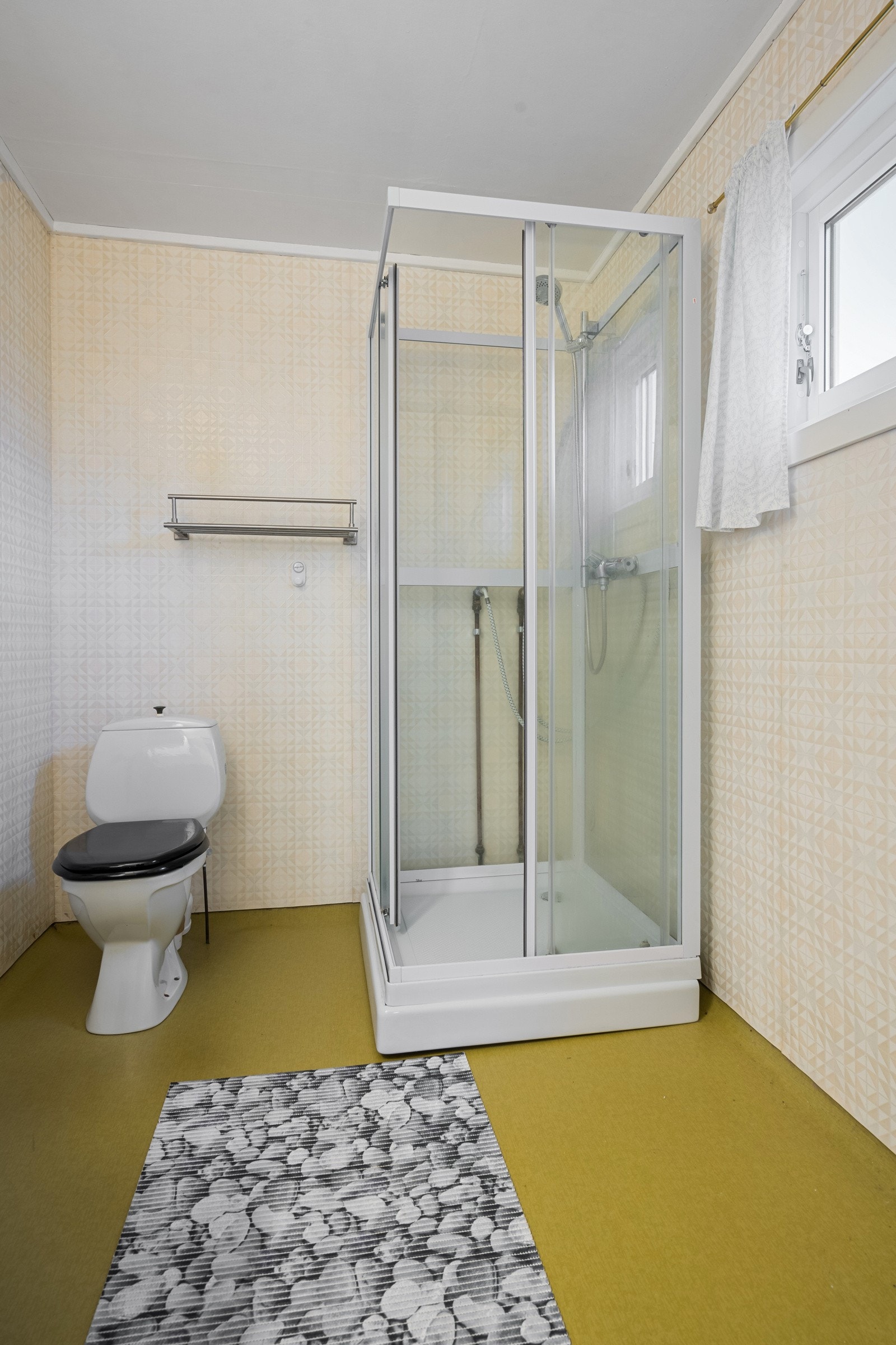 Opplegg for vaskemaskin. 2x overskap og speil med lys over. Heldekkende servant Galleribilde