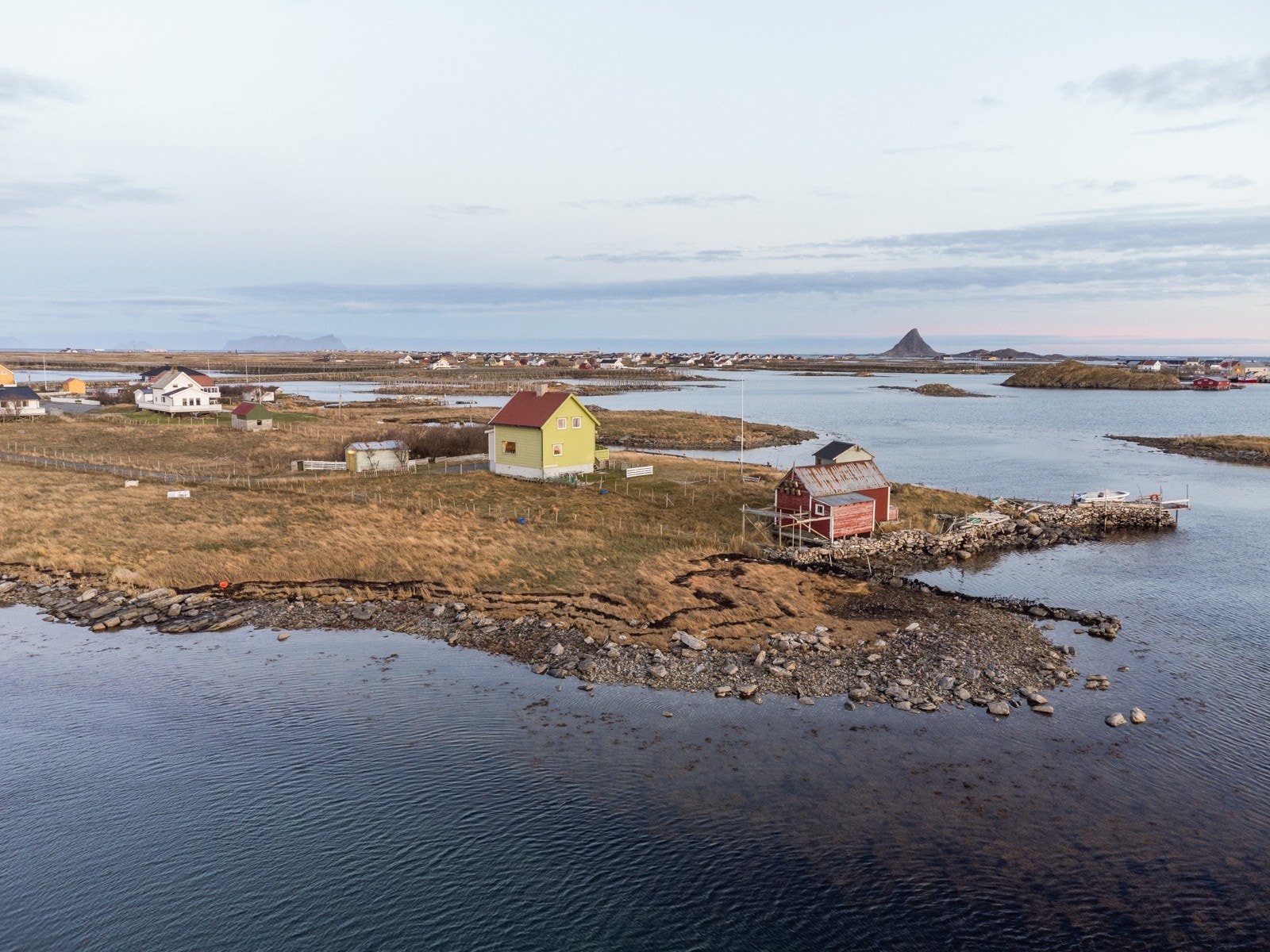 Tomten grenser mot havet og har fantastiske uteområder med utsikt i alle retninger. Galleribilde