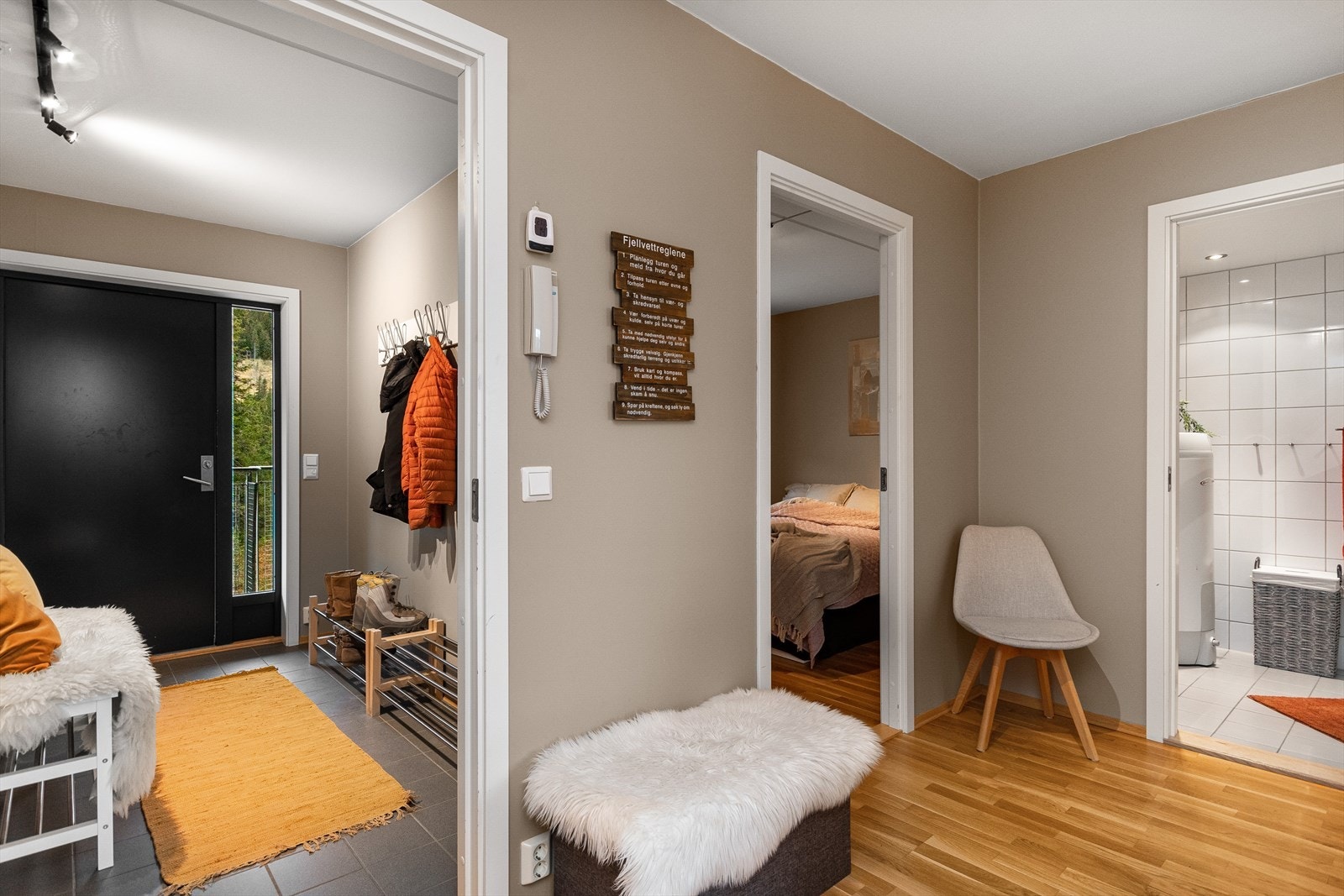 Fra entréen kommer du ut i en hall med tilgang til de fleste rom Galleribilde