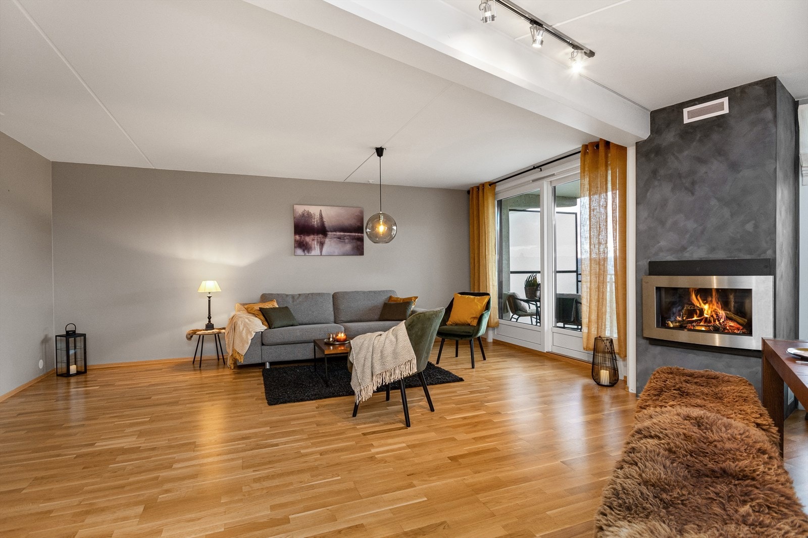 Lys og innbydende stue med utgang til balkong Galleribilde