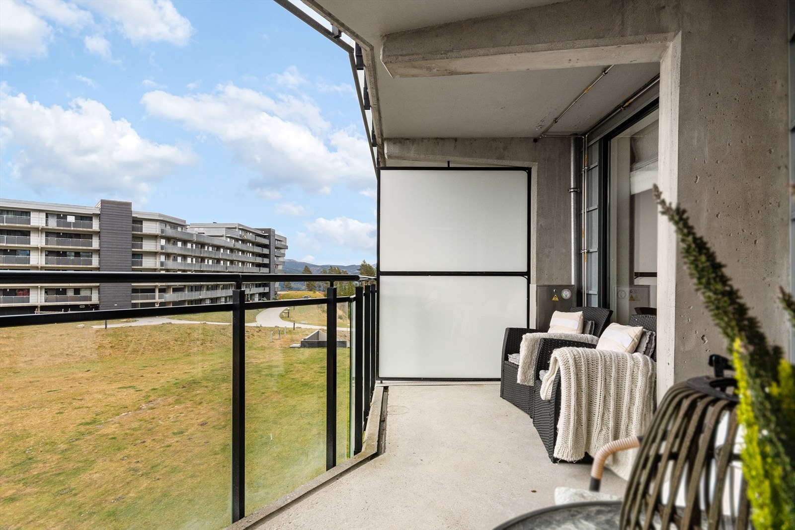 Balkongen går i sin fulle bredde til stuen og spisestuen Galleribilde