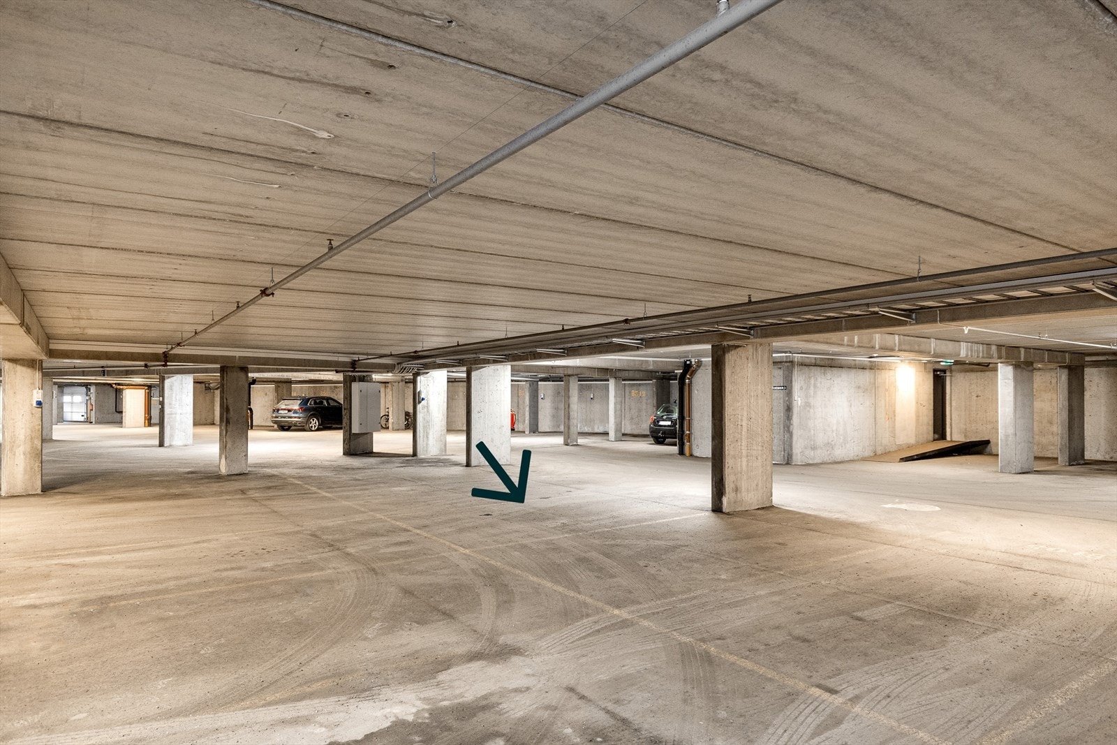 Garasjeplass medfølger. Pil viser tildelt plass rett ved heis. Galleribilde