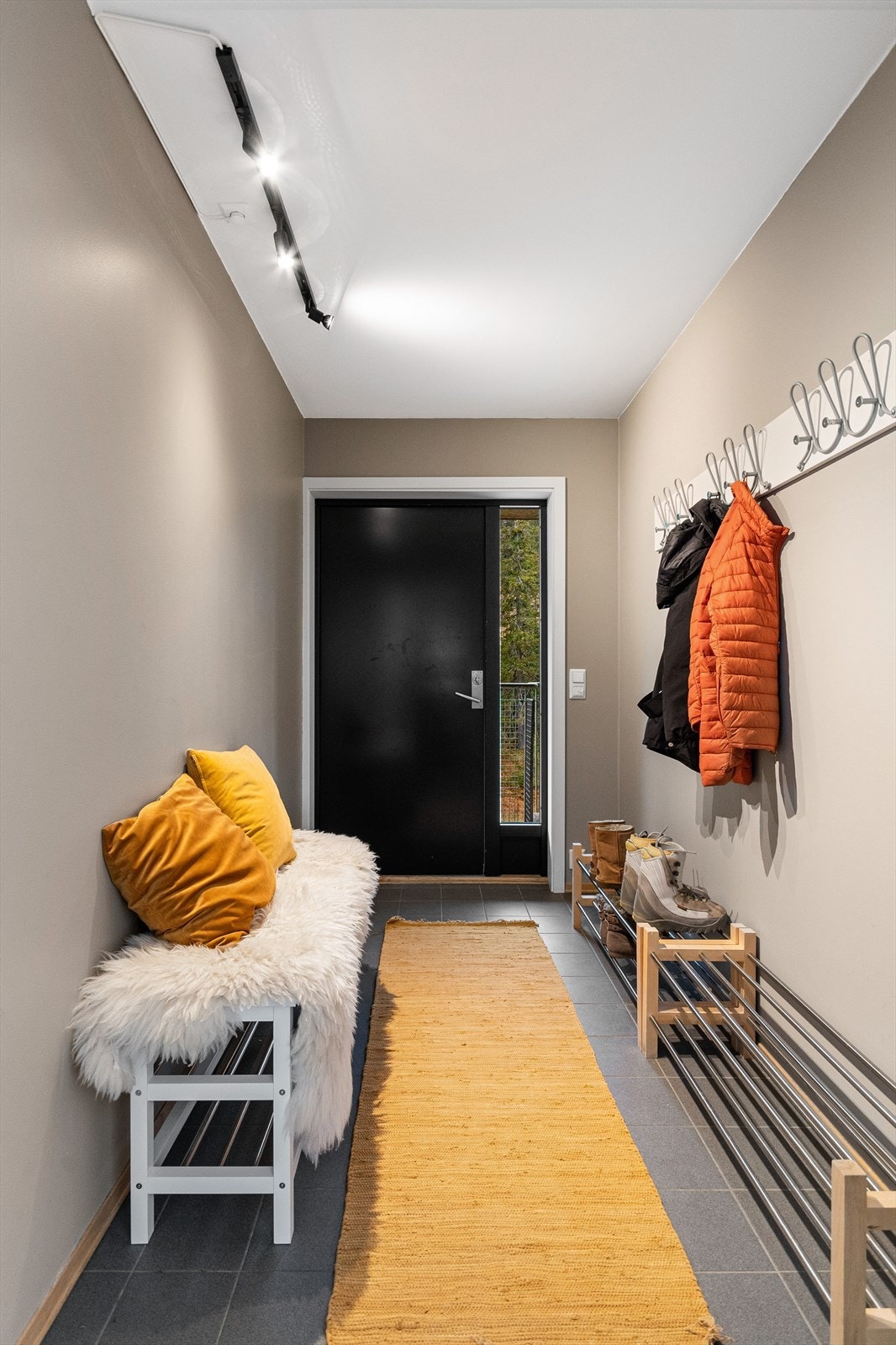 Det første som møter deg i boligen er en flislagt og romslig entré Galleribilde