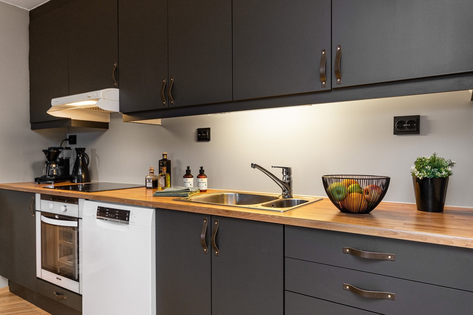 Kjøkken med rikelig med skap og benkeplass Galleribilde