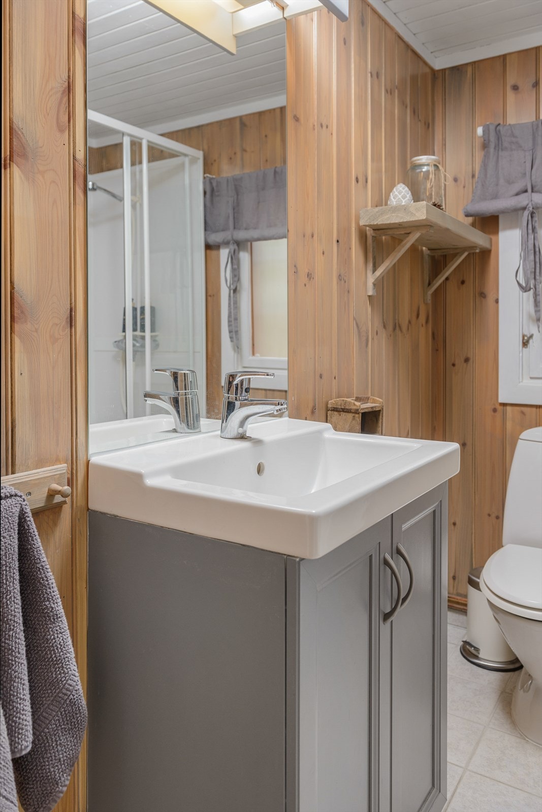 Skap for oppbevaring i servantinnredningen. Galleribilde