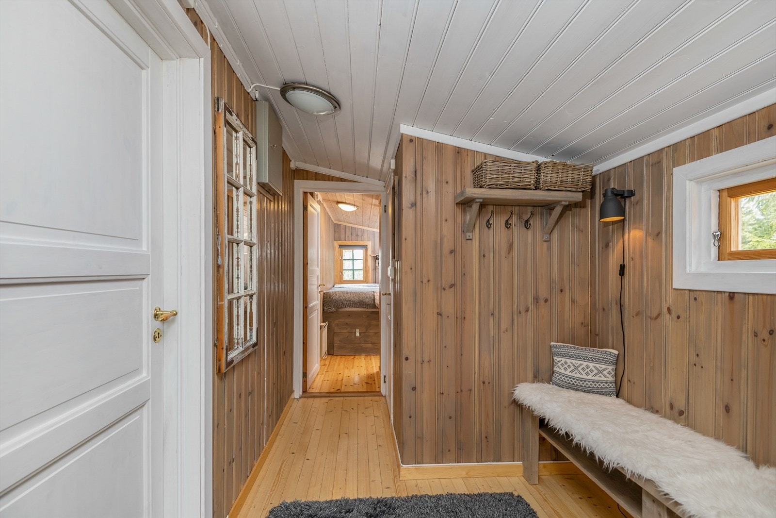Fra gangen, der det er adkomst inn i stua og til det 3. soverommet i hytta. Galleribilde