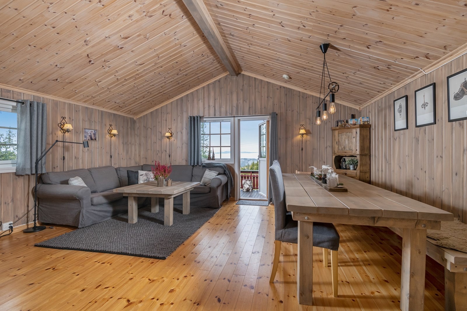 Lys og trivelig stue/spisestue. Hytta har fått et løft innvendig med bl. a beiset panel. Galleribilde