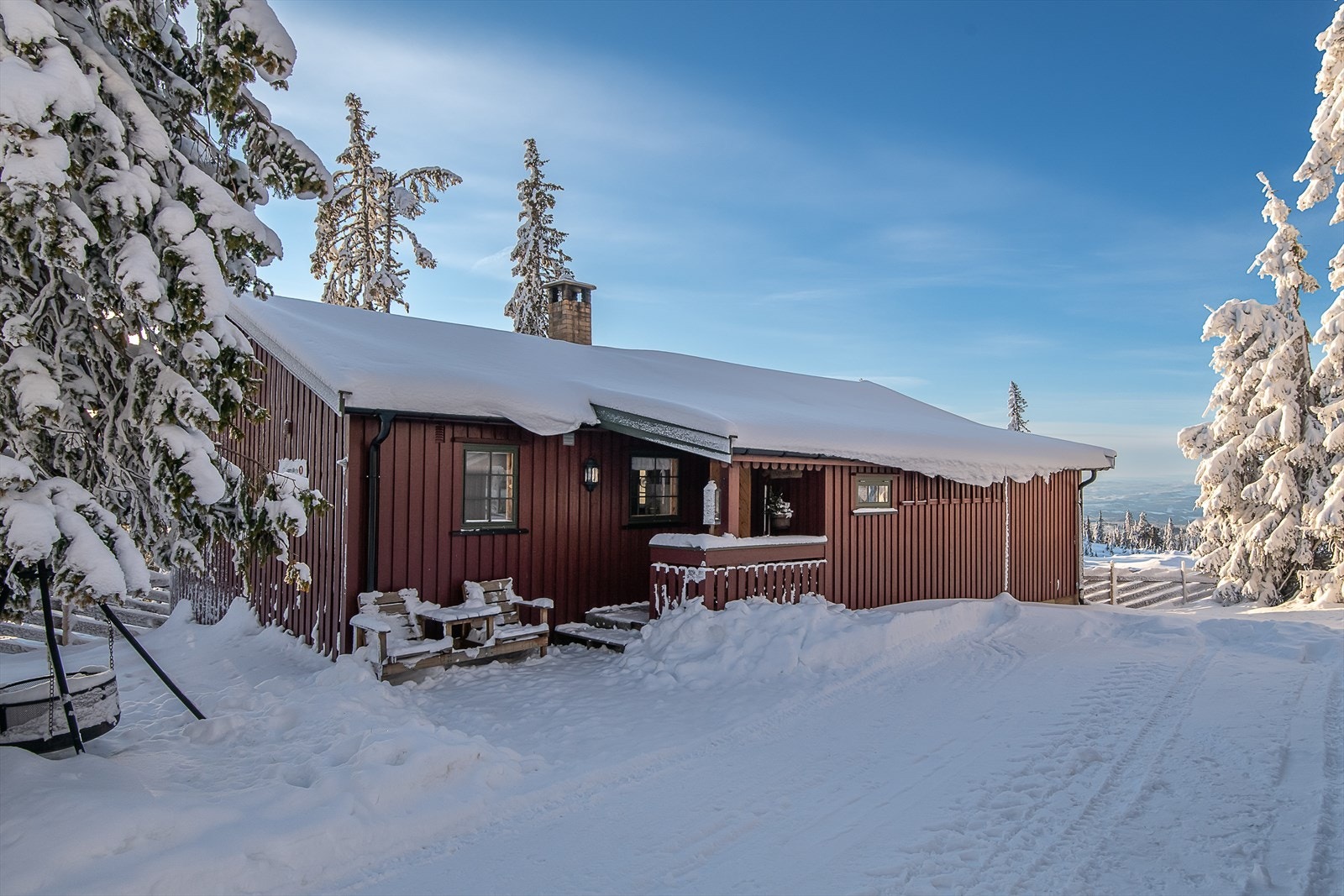 Gode parkeringsmuligheter ved egen eiendom. Delvis inngjerdet uteområde. Galleribilde